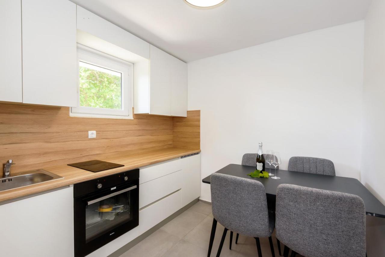 Family House Grey Appartamento Duboka Esterno foto