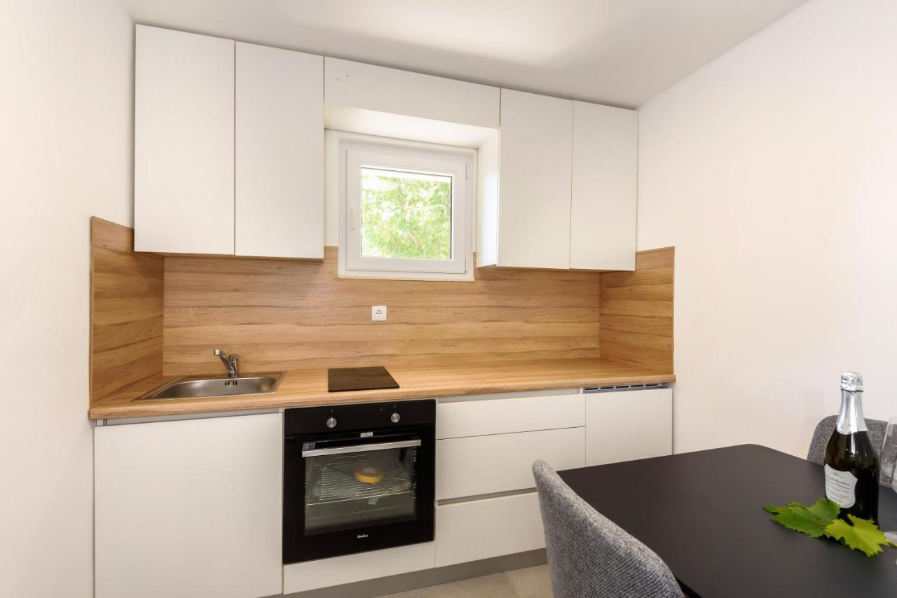 Family House Grey Appartamento Duboka Esterno foto